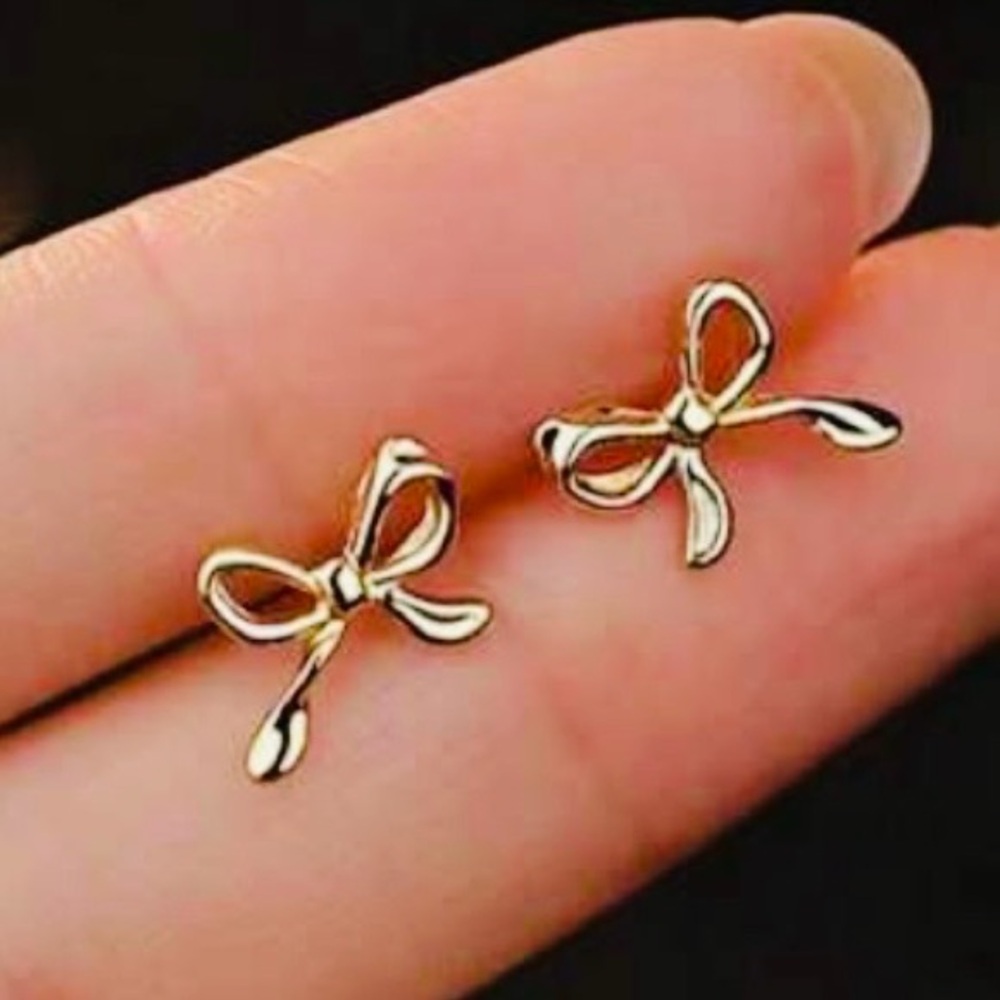 Dainty Gold Bow Stud Earrings NWT